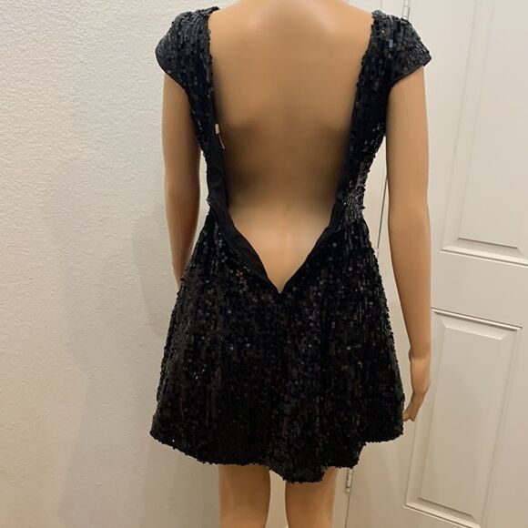 Arden B Size 4 Black Sequin Scoop Neck  Short Sleeve V Back Netting Mini Dress - Picture 10 of 13